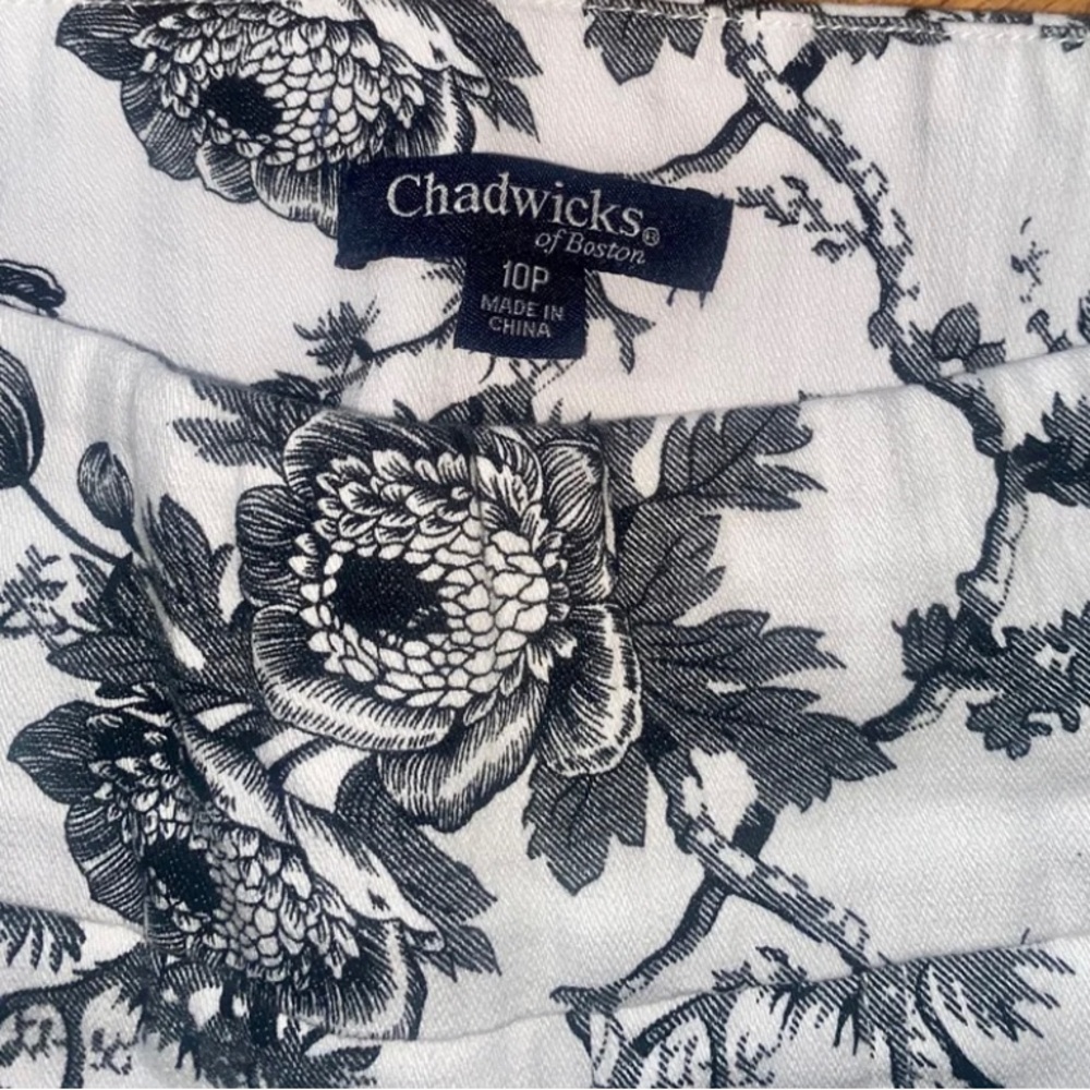 Sz 10 pull on Black and White Floral Stretch Denim Shorts